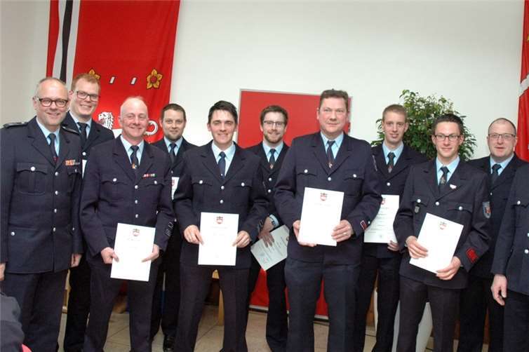 Die Feuerwehrmänner freuen sich über die Beförderungen zum Brandmeister und Oberbrandmeister. UM
