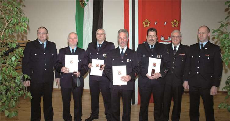 Die Feuerwehrmänner freuten sich über das Silberne Feuerwehrehrenzeichen für 25 Jahre treue Pflichterfüllung.