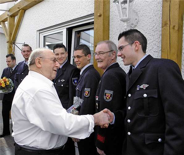 Die Feuerwehrmänner ließen es sich nicht nehmen, dem Geburtstagskind einzeln zu gratulieren. Privat