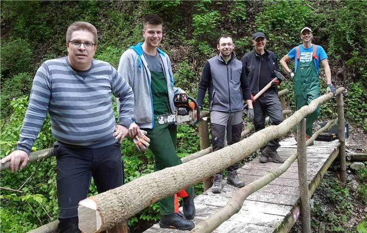 Die Feuerwehrmänner setzten eine Brücke auf dem Wanderweg 2 im Bereich Kerpestal instand. Foto: privat