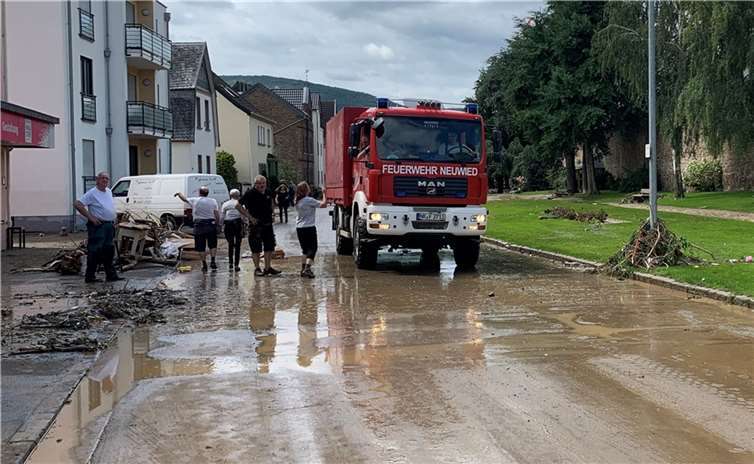 Die Feuerwehrren aus den rechtsrheinischen Nachbargebieten waren früh zum Helfen im Ahrtal.  Foto: ROB