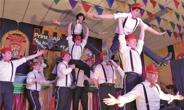 Die Feuerwehrtanzgruppe bot einige atemberaubende Flugeinlagen.privat