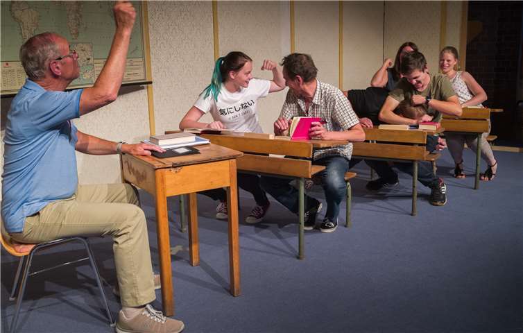 „Die Feuerzangenbowle“ wird von den Theaterfreunden Jedermann ab dem 21. September im Pfarrzentrum Dernbach dargeboten.  Privat