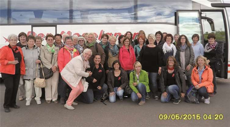 Die Fidele Möhnen aus Lehmen während ihres Jahresausfluges vor dem Bus.privat