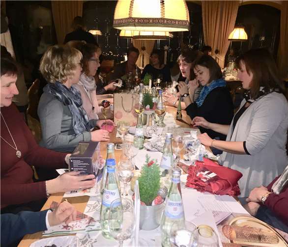 Die Fidelen Möhnen trafen sich zur Weihnachtsfeier und Schrottwichteln.privat