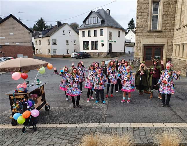 Trotz aktueller Lage ein Versuch Freude zu verbreiten Die Fidelen Möhnen vor der Tour durch das Dorf.