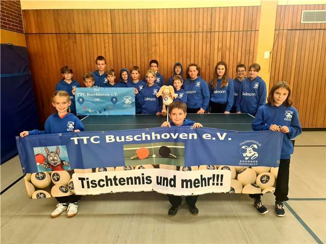 Die Fielmann-Geschäftsstelle in Rheinbach hat die Jugendarbeit des TTC Buschhoven mit Trainingsanzüge unterstützt und damit die seit Jahren wachsenden Jugendzahlen honoriert. Foto: privat