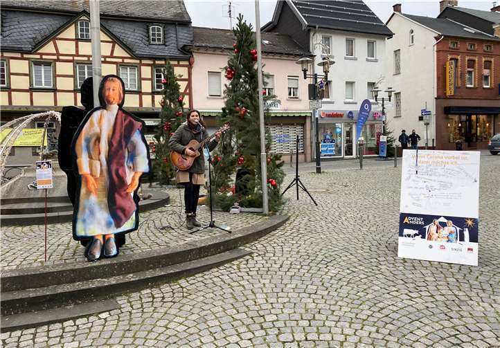 Die Figuren von Maria und Josef standen an verschiedenen Plätzen der Stadt.