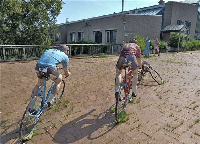 Die Figurengruppe von Peter Mittler auf dem Universitätsgelände in Bremen: 3 Radrennfahrer mit ihren Trainern.  Foto: Hans-Peter Kranz