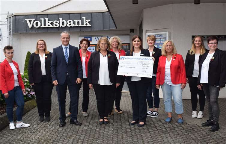 Die Filialleiterin Meike Heift und Regionalmarktdirektor Jürgen Jung überreichten den Damen des Vorstands einen Scheck in Höhe von 600 Euro. Foto: privat