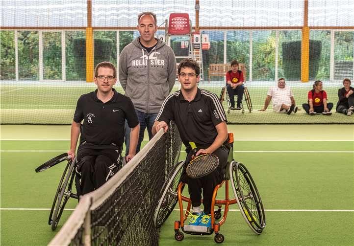Die Finalisten (Christian Burg li. und Dominik Lust re.) mit Stuhlschiedsrichter Georg Brömmelhues. Foto: Stefan Brendahl