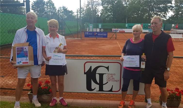 Die Finalisten Mixed 60: v.li. Winfried Schardt/Christel Karottki und Bärbel und Fritz-Willy Poulheim.Fotos: privat