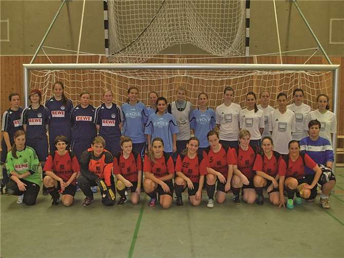 Die Finalisten Rübenach (rotes Trikot) und Andernach (weiß) sowie die Halbfinalisten Kruft (hellblau) und Rodenbach (dunkelblau) waren tonangebend beim 1. Frauen-Hallenturnier der SG 99 in Andernach.privat