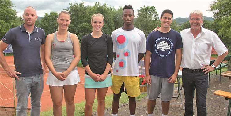 Die Finalisten: Turnierleiter Moritz Nonnenkamp (v.li.n.re.), Maja Ehses, Felicitas Runkel, (Finalistinnen Frauen), Promise Iwere, Sherif Abohabaga (Finalisten / Männer) und der 1.Vorsitzende des TC Rot-Weiß Linz. -STUHA-