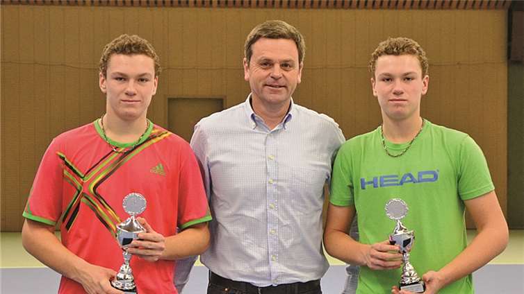 Die Finalisten der Jungen U18 Max und Kurt Lacount mit TVR-Jugendwart Michael Montada (M.). TVR