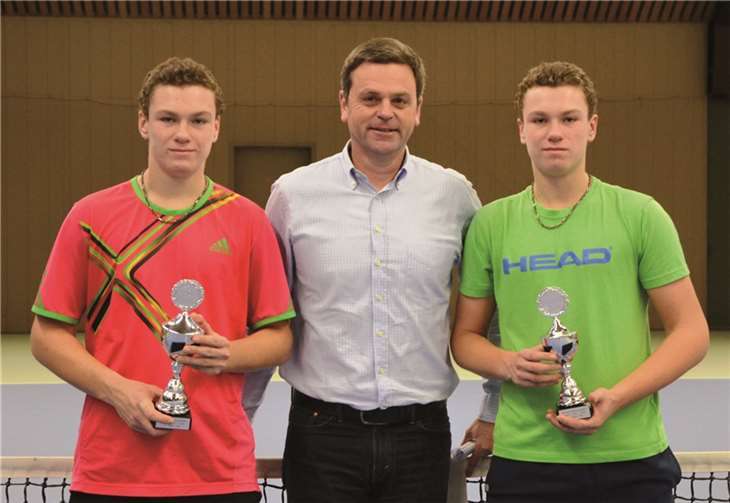 Die Finalisten der Jungen U18 Max und Kurt Lacount mit TVR-Jugendwart Michael Montada (M.).TVR