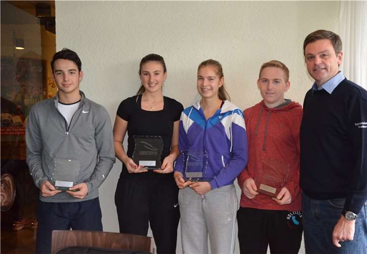 Die Finalisten der Mädchen und Jungen U18 mit TVR-Jugendwart Michael Montada (v.l.: Jan Paul Simon, Jelena Vucic, Lara Kohler, Raphael Weiler, Michael Montada). TVR