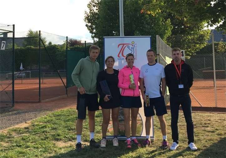 Die Finalisten des Mixed-Doppels und der Vorsitzende des TC Remagens. Foto:privat