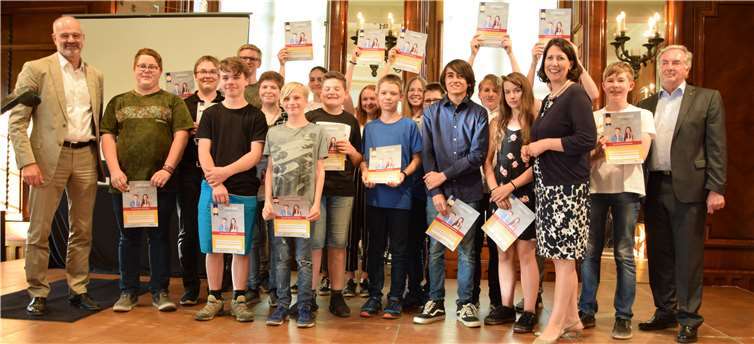 Die Finalisten des Rotary-Schülerwettbewerbs „Jugend und Technik“ freuten sich über Urkunden und Preise. Fotos:UBU