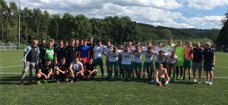 Die Finalisten des Turniers – in Schwarz der SV Impekoven, in Grün-Weiß der Sieger SV Volmershoven.privat