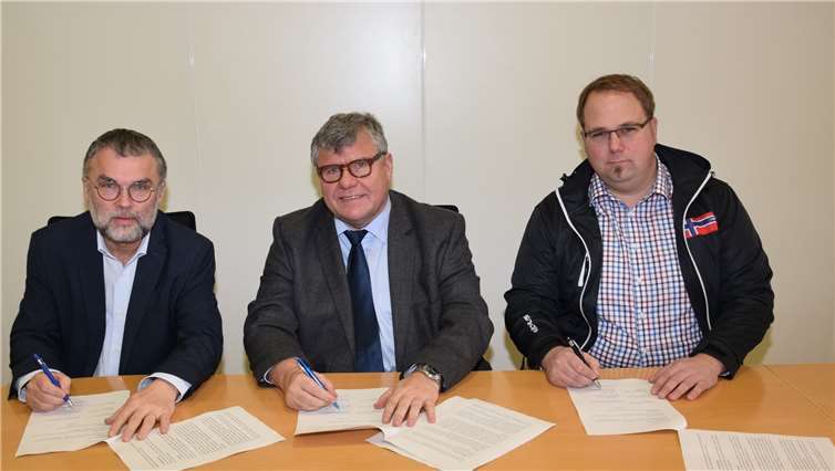 Die Finanzierung des Projektes Gemeindeschwester plus ist für weitere zwei Jahre gesichert. Foto: (v.l.n.r.): Manfred Anton, Geschäftsführer AWO Pflege- und Senioren gGmbH; 1. Kreisbeigeordneter Michael Mahlert; Mario Klein, Geschäftsführer Caritas Sozialstation an Rhein und Wied bei der Vertragsunterzeichnung.