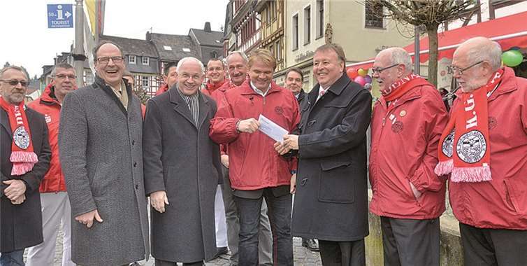 Die Finanzierung steht - das Denkmal für den „Addener Jong“ entsteht. Und zwar auf dem Marktplatz in Adenau, wo sich Dr. Jürgen Pföhler mit dem Vorstand der KG Adenau sowie Hermann-Josef Romes und Arnold Hoffmann traf. Privat