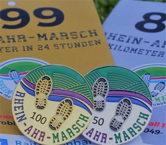 Die Finisher-Anstecker.