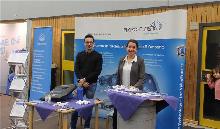 Die Firma Akro-Plastic war erstmals dabei. Simone Konrad und Azubi Eric Schmitt hatten viele Infos für die Schüler im Gepäck.