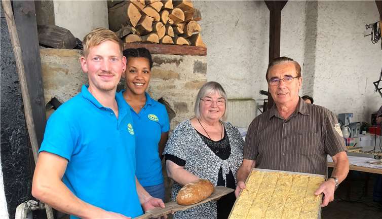 Die Firma Beck aus Hausen verwöhnte die Festgäste mit Brot und Blechkuchen aus dem rustikalen Backes. privat
