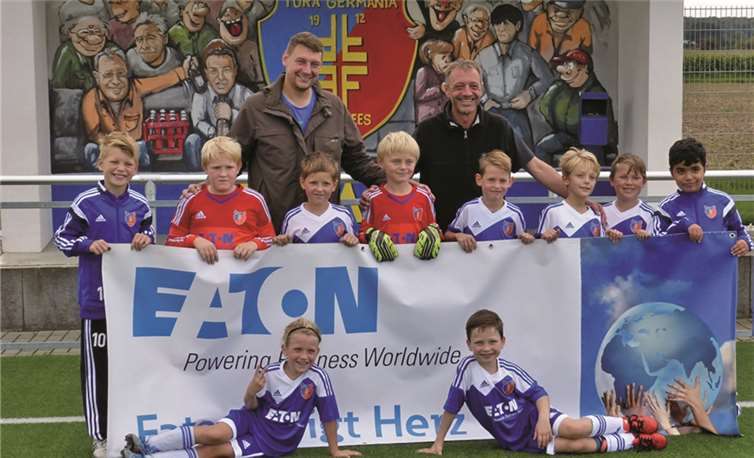 Die Firma „EATON“ Energiemanagement GmbH spendete der F1 - Jugend der TuRa Oberdrees neuen Trikots und Trainingsanzügen. Privat