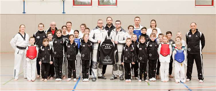 Die Firma Feinschliffwerk sponsort der Taekwondo-Abteilung des TuS Niederoberweiler e. V. bedruckte Trainingsanzüge.Foto: Simone Kellner