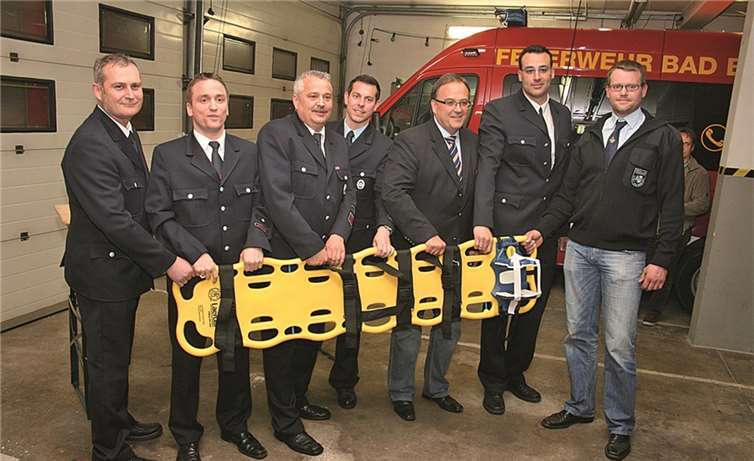 Die Firma Gebrüder Dühr GmbH ermöglichte die Anschaffung eines Rettungsbrettes (Spineboard), wofür die Wehrführung dankte.