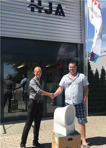 Die Firma HJA überreichte nun den Hauptpreis an Gewinner Viktor Neufeld. Foto: privat