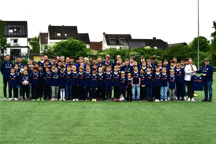 Die Firma Huber Parking Deutschland GmbH hat allen Jugendmannschaften, von den Bambini bis zur C-Jugend, einheitliche Trainings-Shirts gesponsert. Foto: privat