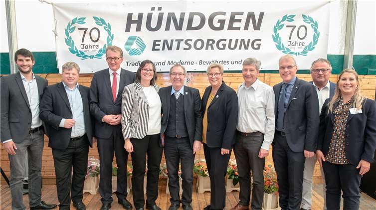 Die Firma Hündgen Entsorgung feierte ihr 70-jähriges Jubiläum mit (von links): Juniorchef Christian Hündgen, Geschäftsführer Benedikt Althaus vom VVWL, Professor Dr. Stephan Wimmers (Geschäftsführer IHK Bonn/Rhein-Sieg), Etta und Winfried Hündgen, Bürgermeisterin Petra Kalkbrenner, Gewerbevereinsvorsitzender Stefan Lütke, MdL Oliver Krauß, Eric Rehbock (Hauptgeschäftsführer bvse e.V.) und Hündgen-Tochter Hanna Hesse. Fotos: JOST