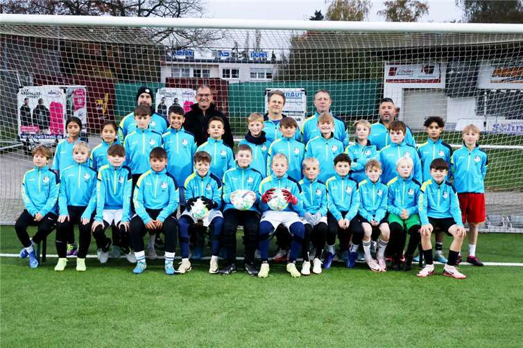 Großzügige Unterstützung für den Jugendfußball  Die Firma Idealbau sponsert die JSG Vulkaneifel.  Foto: privat