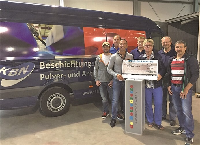 Die Firma KBN überreicht die großzügige Spende.privat