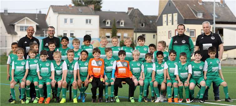 Die Firma „Koblenzer Aufbereitungsservice“ hat die Nachwuchskicker der F-Jugend-Mannschaften mit neuen Trikotsätzen und neuen Trainingsanzügen gesponsert. Foto: privat