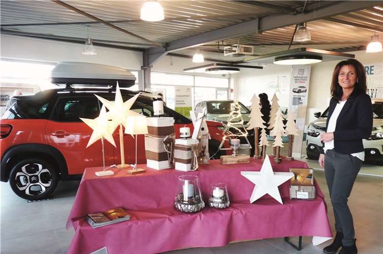 •Die Firma Lichtblitz rückte mit ausgefallenen Lampen das Geschehen ins rechte Licht. 