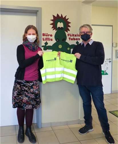Die Firma Magewirth, vertreten durch Herrn Magewirth persönlich, überreichte zur Unterstützung einer sicheren Verkehrserziehung im neuen KiTajahr, seine Warnwesten Spende an die Kinder der KiTa Drachenhöhle.Foto: privat