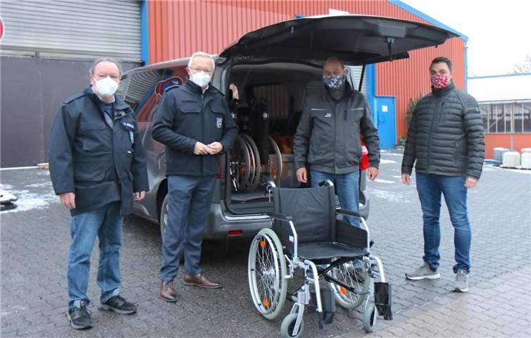 Die Firma Medizintechnik Bruhs aus Asbach unterstützt das Impfzentrum des Kreises Neuwied in Oberhonnefeld mit einer Leihgabe von mehreren Rollstühlen. Diese konnten (v.l.n.r.) Impfkoordinator Werner Böcking und Landrat Achim Hallerbach von Inhaber Peter Bruhs und seinem Kollegen Horst Bruhs vor dem Impfzentrum in Empfang nehmen.Quelle: Kreisverwaltung Newied