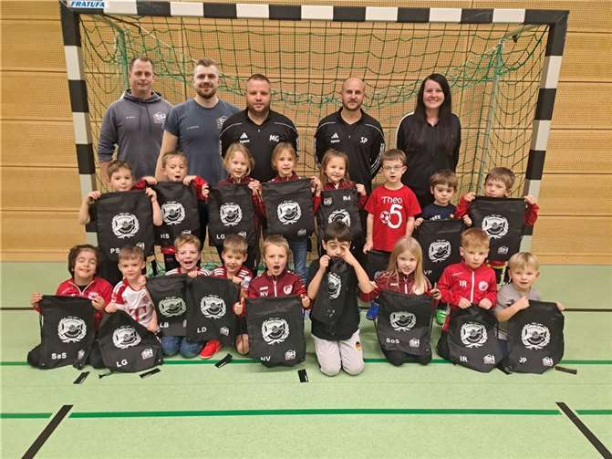 Die Firma S&H Gebäudetechnik GmbH mit den Inhabern Marvin Stühn und Paul Hartung sponsern den jungen Kickern personalisierte Sportrucksäcke. Foto: privat