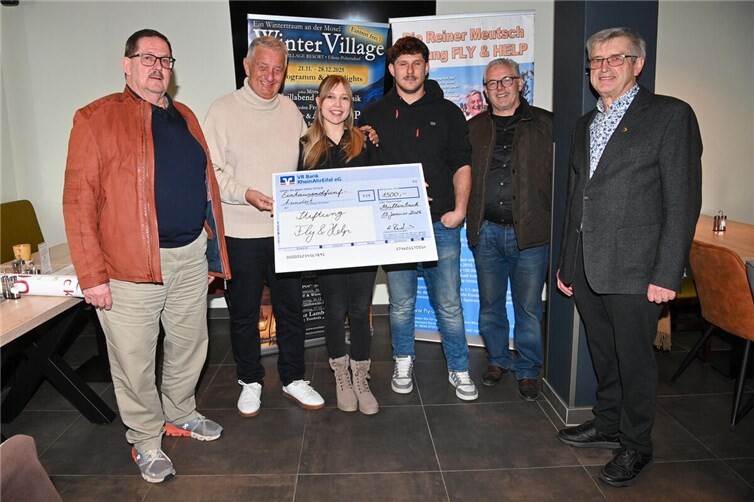 Die Firma Steffes-Ollig Feuerwerke steuerte einen Scheck in Höhe von 1.500 Euro bei, wobei sich auch Bürgermeister Albert Jung von Kaisersesch für diese Spende aus seiner Verbandsgemeinde bedankte.