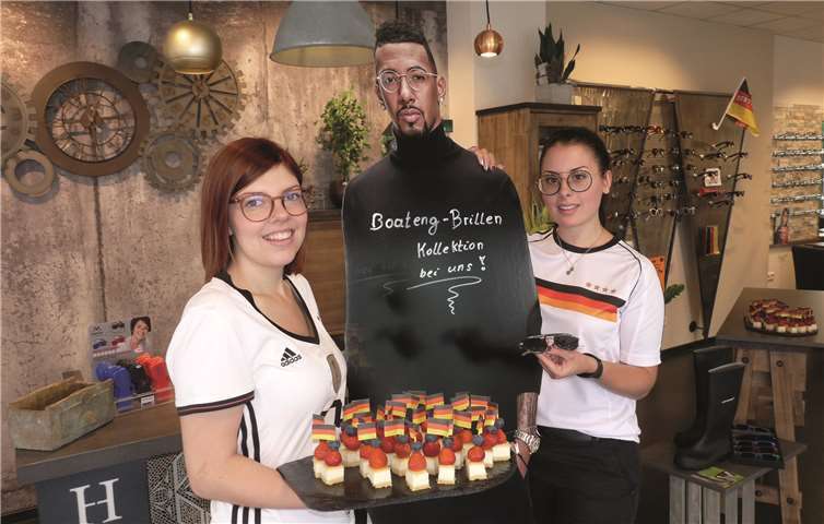 Die Firma U. Rawert lockte nicht nur mit der neuesten Boateng-Brillen-Kollektion, sondern auch mit süßen Köstlichkeiten.