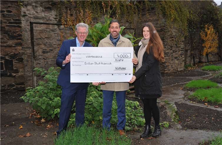 Die Firma VulkaTec unterstützt die Essbare Stadt mit 4000 Euro. Der kaufmännische Leiter der Firma, Achim Schellong, übergab den entsprechenden Scheck an Oberbürgermeister Christian Greiner (Mitte) und an die städtische Klimaschutzmanagerin Mona Maar. Foto: Stadt Andernach/Maurer