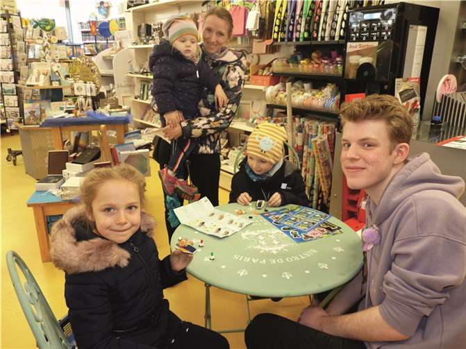 Die Firma Waldecker lockte wieder mit tollen Bastelaktionen.