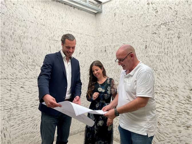 Die Firma Wissen Immobilien-Hausverwaltungs GmbH unterstützt Gewerbetreibende, die nach der Flut weitermachen möchten. Hier sind Patrick Wissen und Alexander Harst im Gespräch mit Sabrina di Mauro, die in der Poststraße 23 im Frühling 2023 einen modernen Friseursalon aufmachen möchte.  Foto: privat