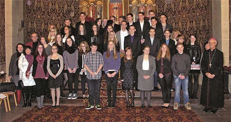 Die Firmbewerber der Pfarrgemeinden Alken, Brodenbach, Burgen, Oberfell, Nörtershausen, Pfaffenheck, Udenhausen, Niederfell und Dieblich.