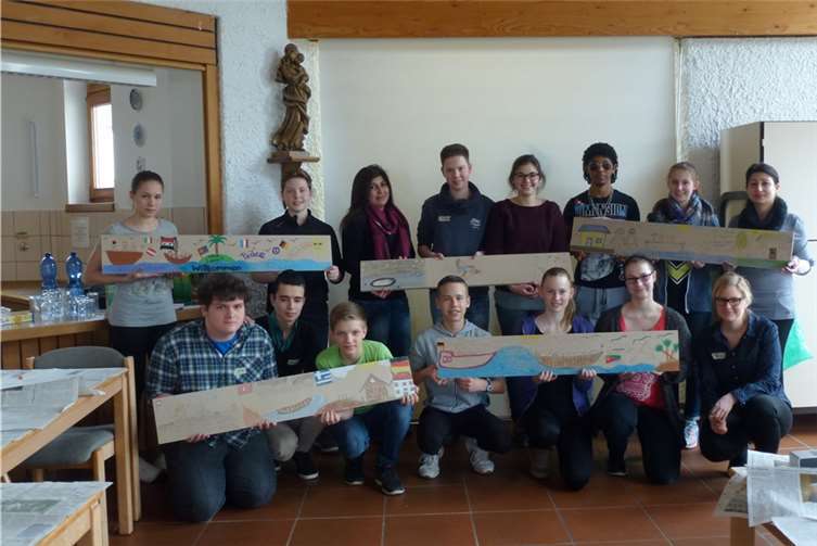 Die Firmbewerber und Flüchtlinge mit ihren selbst hergestellten Planken für die Arche Noah.privat