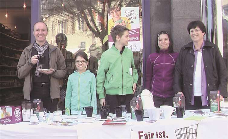 Die Firmbewerber unterstützten das Team am Stand des Eine Welt Ladens. privat